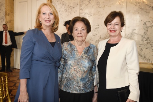 Von links: Zweite Nationalratspräsidentin Doris Bures (S), Zeitzeugin Lucia Heilman, Doris Schmidauer