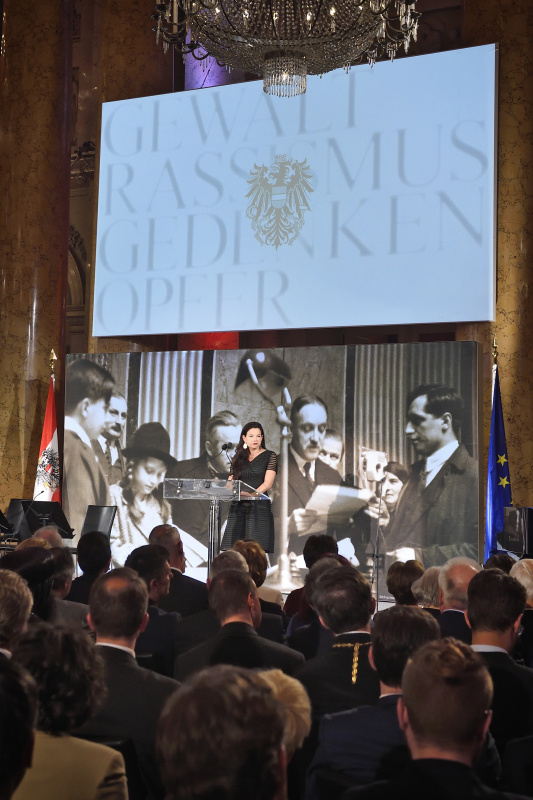 Direktorin der KZ-Gedenkstätte Mauthausen Barbara Glück am Rednerpult