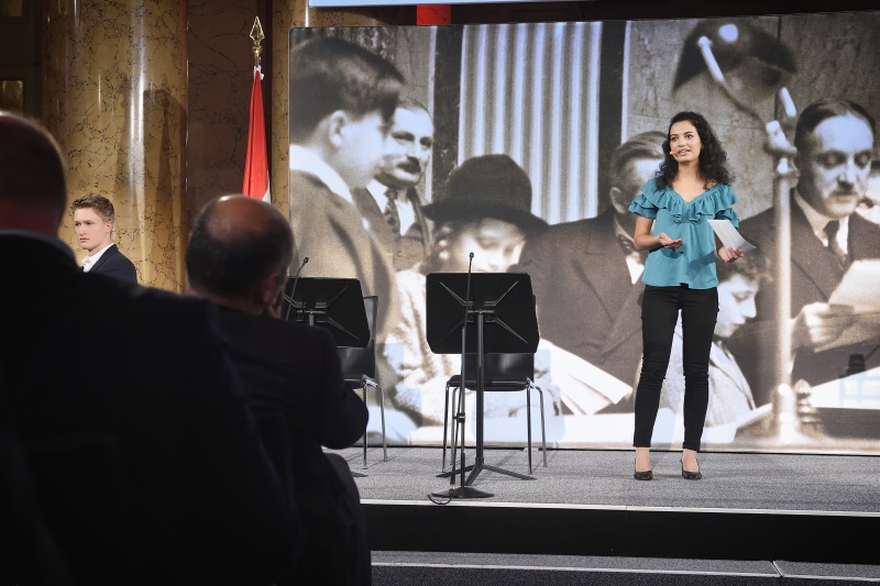 Junge AutorInnen übergeben Zeitzeugin Lucia Heilman ihre Texte zum Gedenktag