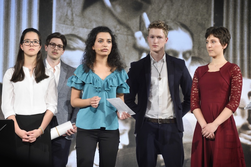 Junge AutorInnen übergeben Zeitzeugin Lucia Heilman ihre Texte zum Gedenktag