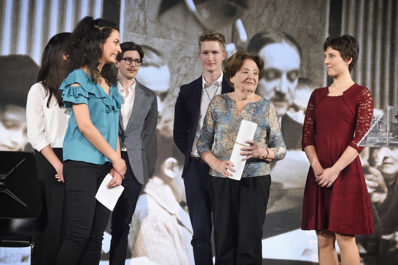 Junge AutorInnen übergeben Zeitzeugin Lucia Heilman ihre Texte zum Gedenktag