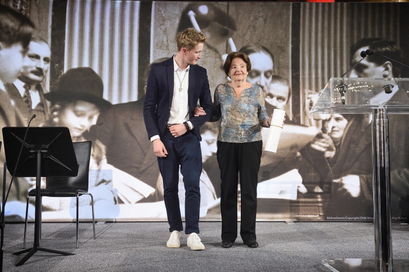 Junge AutorInnen übergeben Zeitzeugin Lucia Heilman ihre Texte zum Gedenktag