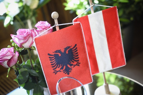 Tischfahnen von Albanien und Österreich