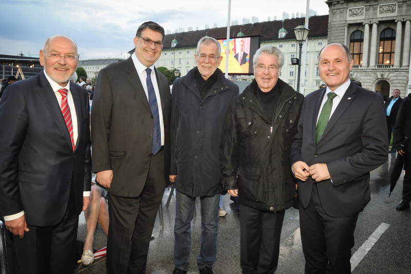 Von links: Bundesratspräsident Reinhard Todt (S), Präsident der Israelitischen Kultusgemeinde Oskar Deutsch, Bundespräsident Alexander Van der Bellen, Bundespräsident a.D. Heinz Fischer, Nationalratspräsident Wolfgang Sobotka (V)