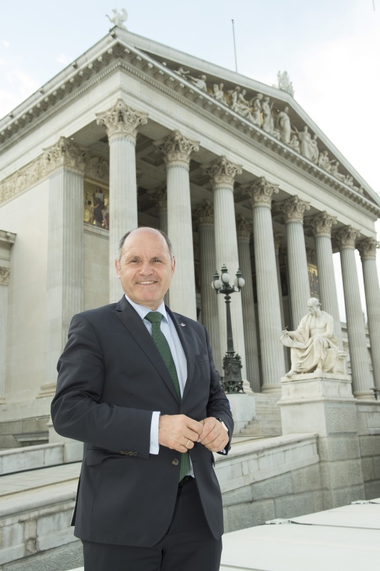 Nationalratspräsident Wolfgang Sobotka (V) vor dem Parlamentsgebäude