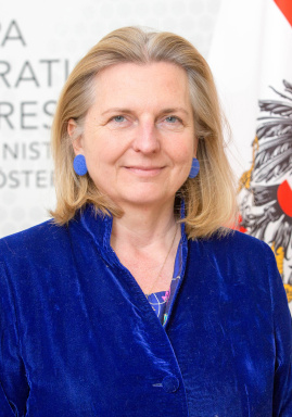 Portraitfoto von Dr. Karin Kneissl