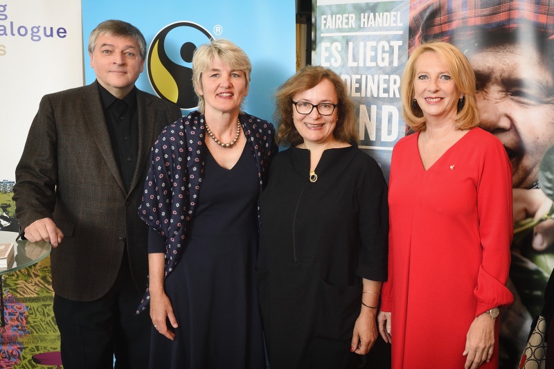 Von links: Vorstandsvorsitzender von FAIRTRADE Österreich Helmut Schüller, Geschäftsführerin der EZA Fairer Handel GmbH. Andrea Schlehuber, Zweite Nationalratspräsidentin Doris Bures (S)