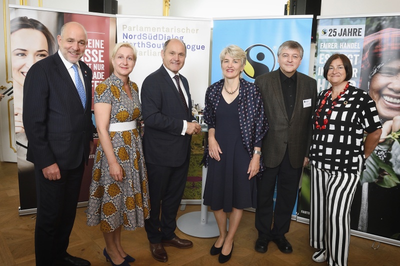 Von links: Nationalratsabgeordneter Martin Engelberg (V), Jutta Kepplinger, Nationalratspräsident Wolfgang Sobotka (V), Geschäftsführerin der EZA Fairer Handel GmbH. Andrea Schlehuber, Vorstandsvorsitzender von FAIRTRADE Österreich Helmut Schüller, Nationalratsabgeordnete Petra Bayr (S)