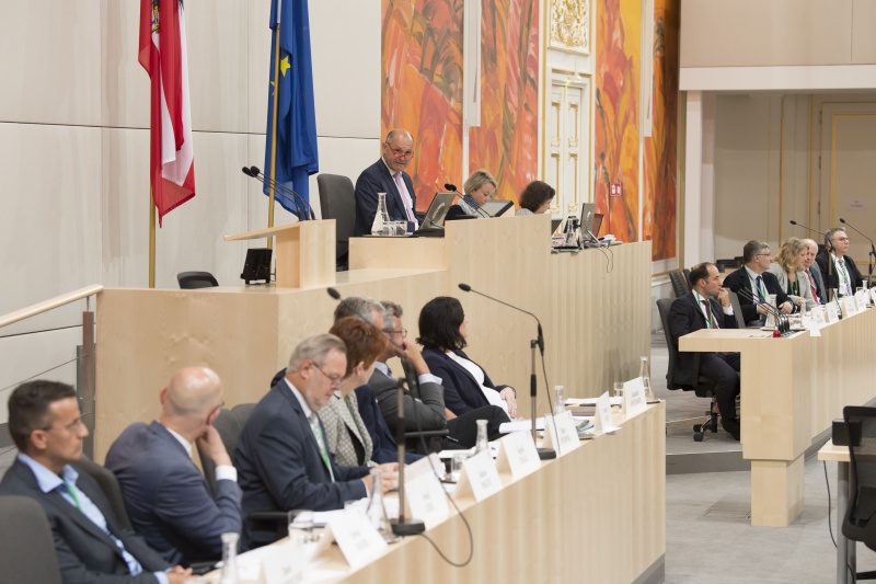 Blick Richtung VeranstaltungsteilnehmerInnen. Am Präsidium: Nationalratspräsident Wolfgang Sobotka (V) bei der Begrüßung