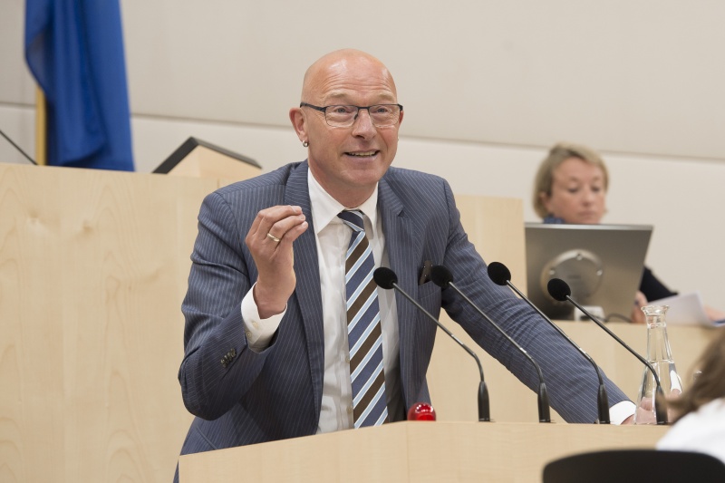 Panel 1. Am Rednerpult: Fred Luks