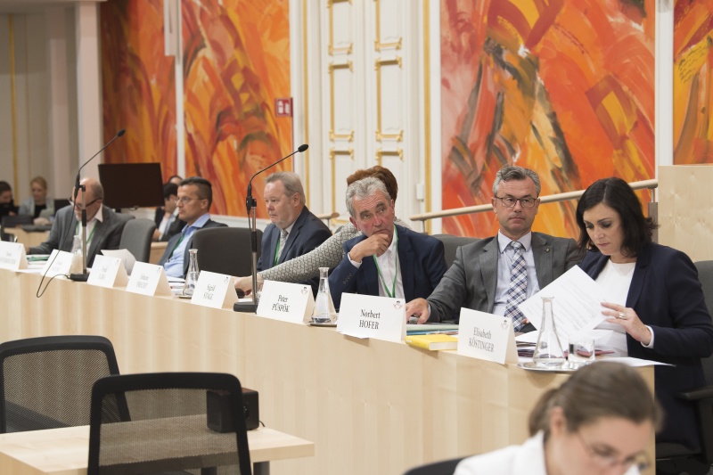 Regierungsbank von rechts: Bundesministerin für Nachhaltigkeit und Tourismus Elisabeth Köstinger (V), Infrastrukturminister Norbert Hofer (F), Peter Püspök, Johann Precht, Fred Luks, Erwin Mayer