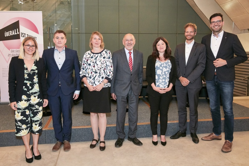 Von links: Lara Hagan Der Standard, Thomas Lohninger Epicenter Works, Annika Schönauer Forschungs- und Beratungsstelle, Bundesratspräsident Reinhard Todt (S), Sylvia Kuba Leiterin des Programms Digitalisierung der Arbeiterkammer, Klemens Himpele Leiter der Abteilung Wirtschaft, Arbeit und Statistik Stadt Wien, Heinrich Himmer Präsident des Wiener Stadtschulrats