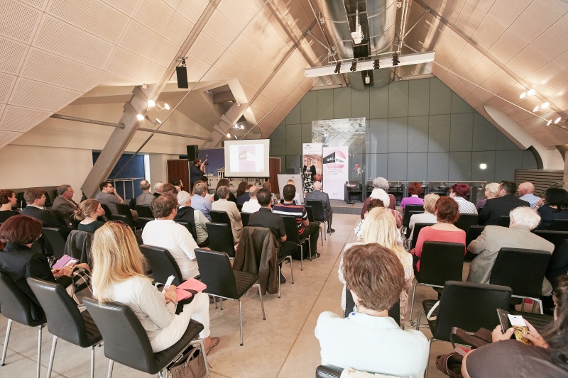 Moderatiom durch Lara Hagan Der Standard. Blick Richtung VeranstaltungsteilnehmerInnen