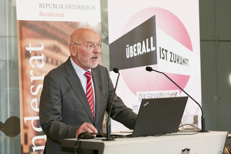 Begrüßung durch Bundesratspräsident Reinhard Todt (S)