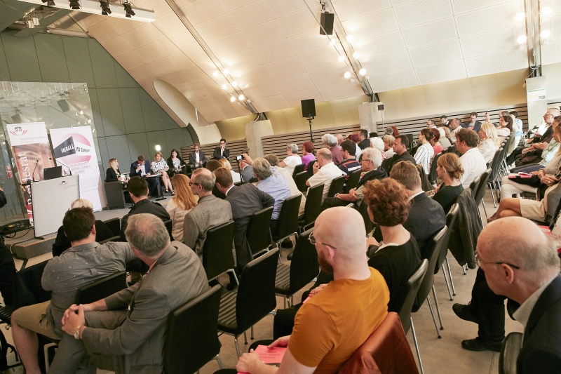 Podiumsdiskussion, von links: Lara Hagan Der Standard, Thomas Lohninger Epicenter Works, Annika Schönauer Forschungs- und Beratungsstelle, Sylvia Kuba Leiterin des Programms Digitalisierung der Arbeiterkammer, Klemens Himpele Leiter der Abteilung Wirtschaft, Arbeit und Statistik Stadt Wien, Heinrich Himmer Präsident des Wiener Stadtschulrats. VeranstaltungsteiolnehmerInnen