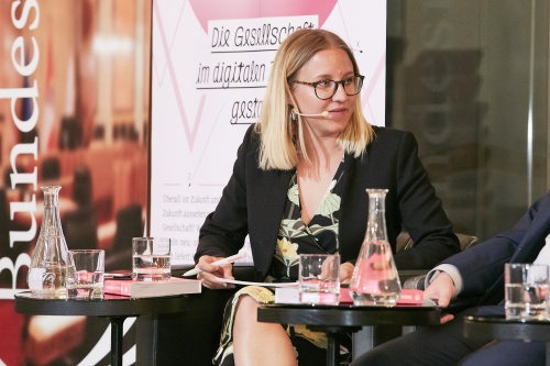 Moderatorin Lara Hagan Der Standard
