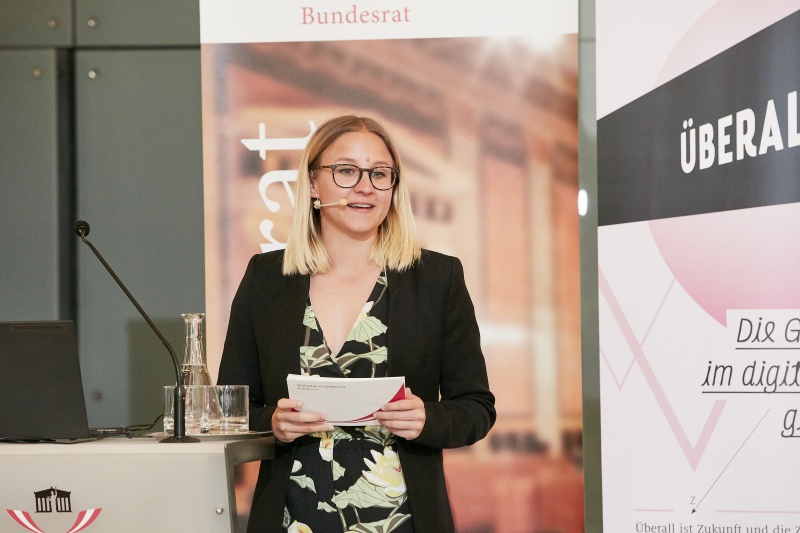 Moderatiom durch Lara Hagan Der Standard