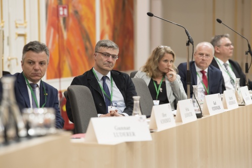 Regierungsbank on links: Oliver Schmerold, Karl Steininger, Ulla Rasmussen, Johann Seitinger, Wolfgang Stumpf