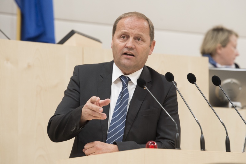 Am Rednerpult: Landeshauptmann Stellverterter Tirol Josef Geisler