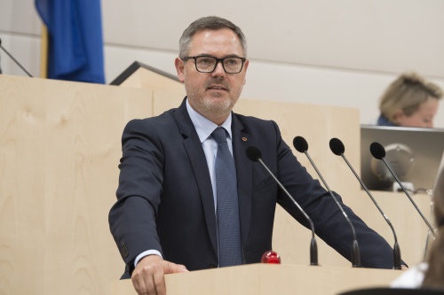 Am Rednerpult: Nationalratsabgeordneter Josef Lettenbichler (V)