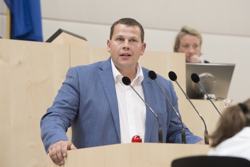 Am Rednerpult: Nationalratsabgeordneter Peter Schmiedlechner (F)