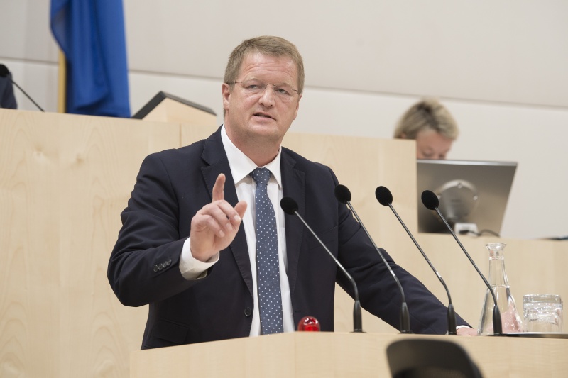 Am Rednerpult: Nationalratsabgeordneter Manfred Hofinger (V)