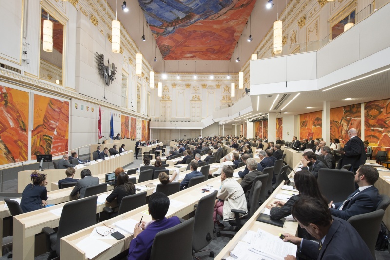 Blick Richtung VeranstaltungsteilnehmerInnen. Am Rednerpult: IG Windkraft Stefan Moidl