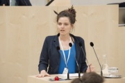 Am Rednerpult: System Change not Climte Change Laura Grossmann