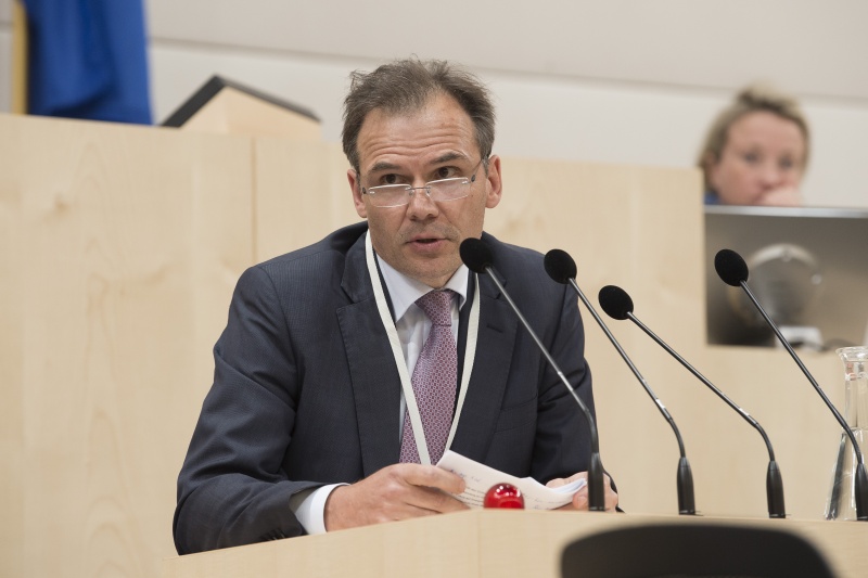 Am Rednerpult: Land Niederösterreich Peter Obricht