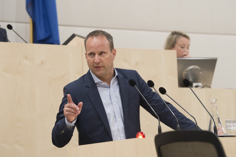 Am Rednerpult: Klubobmann Matthias Strolz (N)