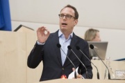Am Rednerpult: Nationalratsabgeordneter Andreas Ottenschläger (V)