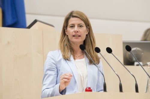 Am Rednerpult: Österreich Energie Barbara Schmidt