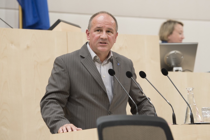 Am Rednerpult: Bundesrat Peter Samt (F)