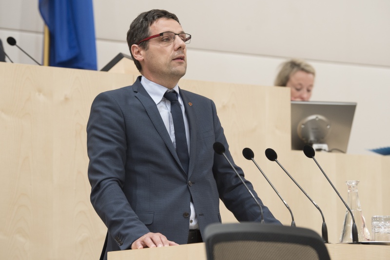 Am Rednerpult: Budnesrat Peter Raggl (V)