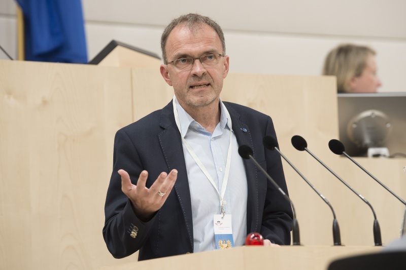 Am Rednerpult: Austria Solar Roger Hackstock