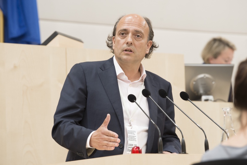 Am Rednerpult: Fraktionsexperte NEOS Stefan Gara