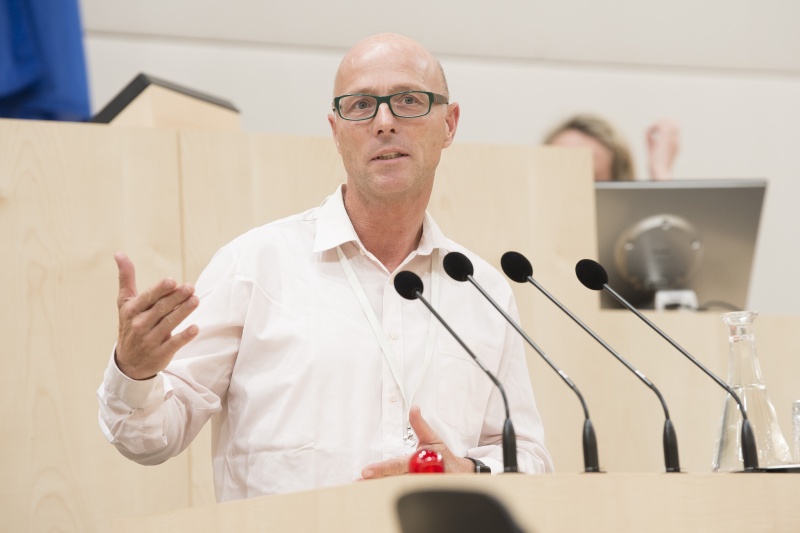 Am Rednerpult: Verein Komfortlüftung Andreas Greml