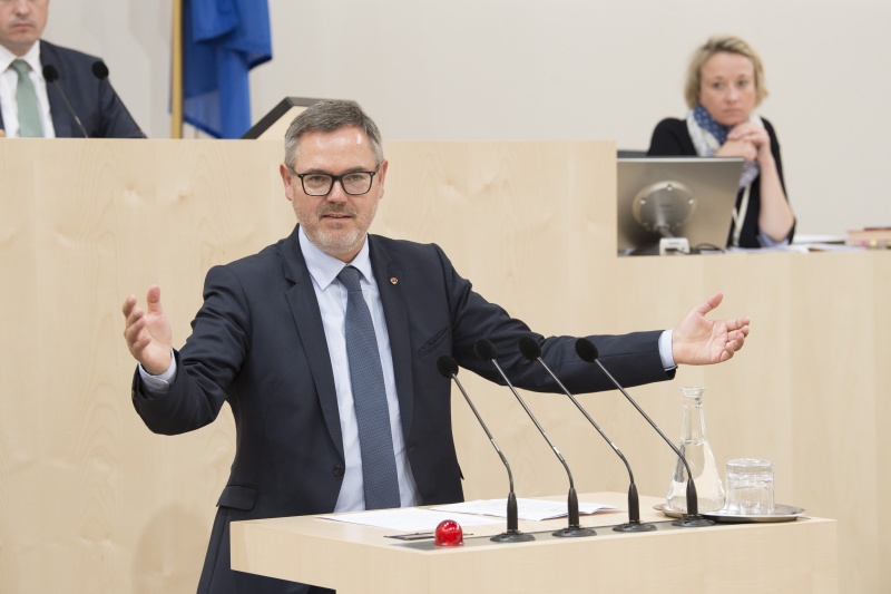 Resümee der Nationalratsfraktionen. Am Rednerpult: Nationalratsabgeordneter Josef Lettenbichler (V)