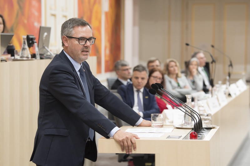 Resümee der Nationalratsfraktionen. Am Rednerpult: Nationalratsabgeordneter Josef Lettenbichler (V)