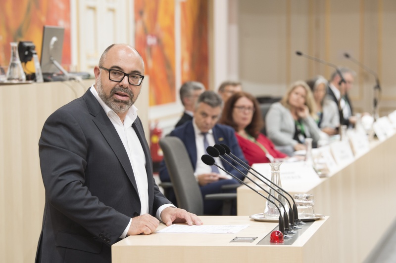 Resümee der Nationalratsfraktionen. Am Rednerpult: Nationalratsabgeordneter Klaus Uwe Feichtinger (S)