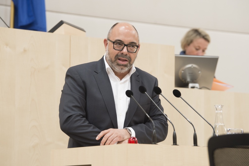 Resümee der Nationalratsfraktionen. Am Rednerpult: Nationalratsabgeordneter Klaus Uwe Feichtinger (S)