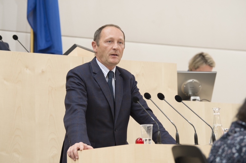 Resümee der Nationalratsfraktionen. Am Rednerpult: Nationalratsabgeordneter Axel Kassegger (F)