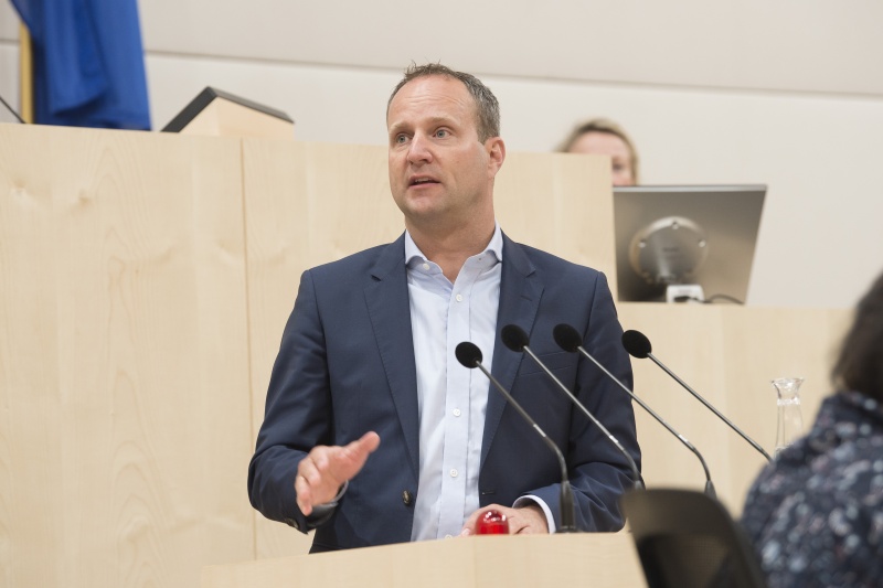 Resümee der Nationalratsfraktionen. Am Rednerpult: Klubobmann Matthias Strolz (N)