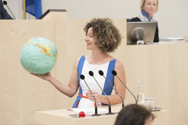 Resümee der Nationalratsfraktionen. Am Rednerpult: Nationalratsabgeordnete Martha Bißmann (P)