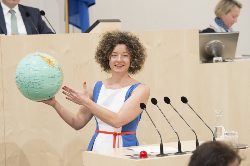 Resümee der Nationalratsfraktionen. Am Rednerpult: Nationalratsabgeordnete Martha Bißmann (P)