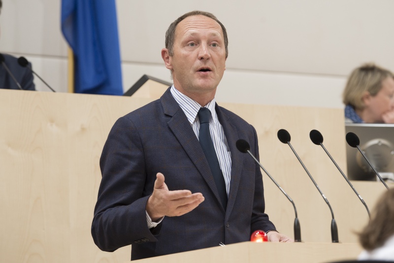 Am Rednerpult: Nationalratsabgeordneter Axel Kassegger (F)