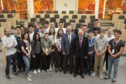 Gruppenfoto mit den SchülerInnen der HTL Rankweil. Bildmitte von rechts: Bundesratspräsident Reinhard Todt (S), Bundesrat Edgar Mayer (V)