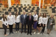 Gruppenfoto mit den SchülerInnen des PGRG Wien 13, Schule der Dominikanerinnen. Bildmitte von rechts: Bundesratspräsident Reinhard Todt (S), Bundesrat Edgar Mayer (V)