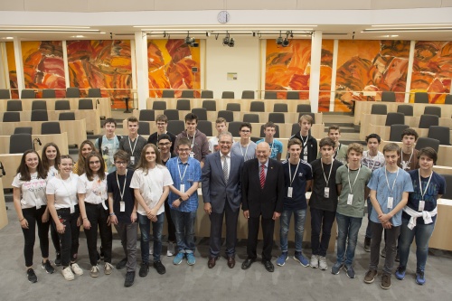 Gruppenfoto mit den SchülerInnen des BG/BRG Feldkirch. Bildmitte von rechts: Bundesratspräsident Reinhard Todt (S), Bundesrat Edgar Mayer (V)
