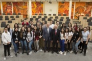 Gruppenfoto mit den SchülerInnen der HAK Wien, Pernerstorfergasse. Bildmitte von rechts: Bundesratspräsident Reinhard Todt (S), Bundesrat Edgar Mayer (V)